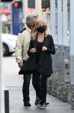 GOLDIE HAWN and Kurt Russell Out for Lunch in Santa Monica 11/19/2020