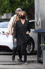 GOLDIE HAWN and Kurt Russell Out for Lunch in Santa Monica 11/19/2020