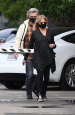 GOLDIE HAWN and Kurt Russell Out for Lunch in Santa Monica 11/19/2020