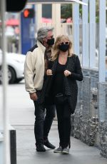 GOLDIE HAWN and Kurt Russell Out for Lunch in Santa Monica 11/19/2020