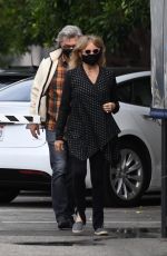GOLDIE HAWN and Kurt Russell Out for Lunch in Santa Monica 11/19/2020