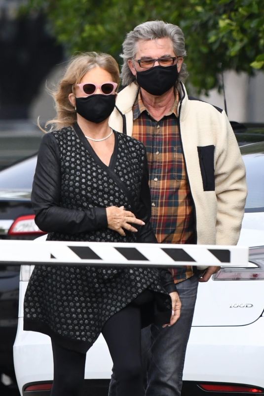 GOLDIE HAWN and Kurt Russell Out for Lunch in Santa Monica 11/19/2020