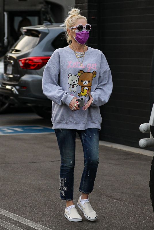 GWEN STEFANI Shopping for at XIV Karats in Beverly Hills 11/20/2020