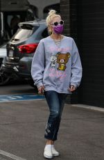 GWEN STEFANI Shopping for at XIV Karats in Beverly Hills 11/20/2020