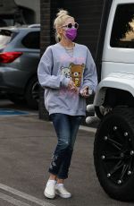 GWEN STEFANI Shopping for at XIV Karats in Beverly Hills 11/20/2020