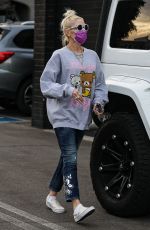 GWEN STEFANI Shopping for at XIV Karats in Beverly Hills 11/20/2020