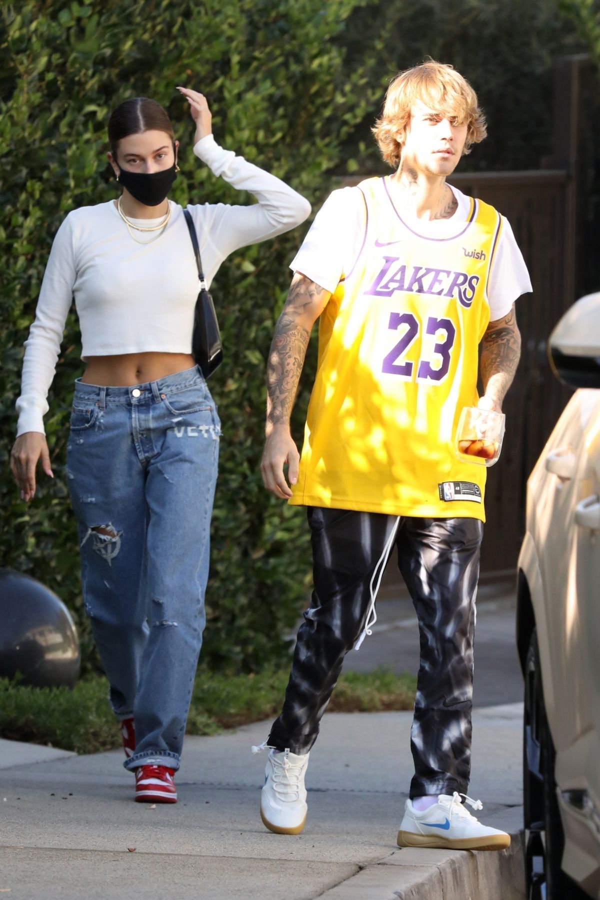 hailey-and-justin-bieber-out-in-beverly-hills-11-19-2020-12.jpg
