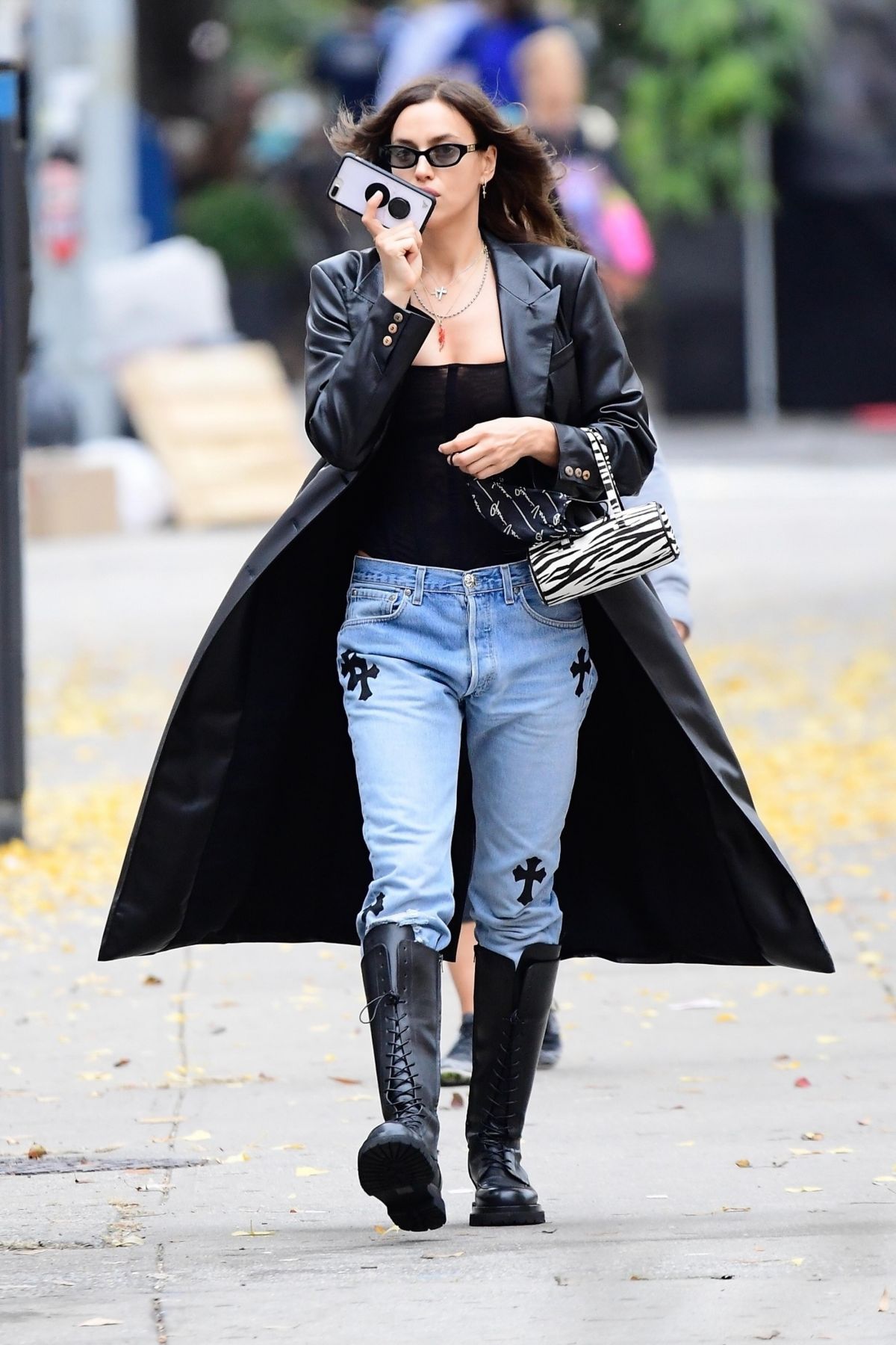 irina-shayk-out-and-about-in-new-york-11-11-2020-2.jpg