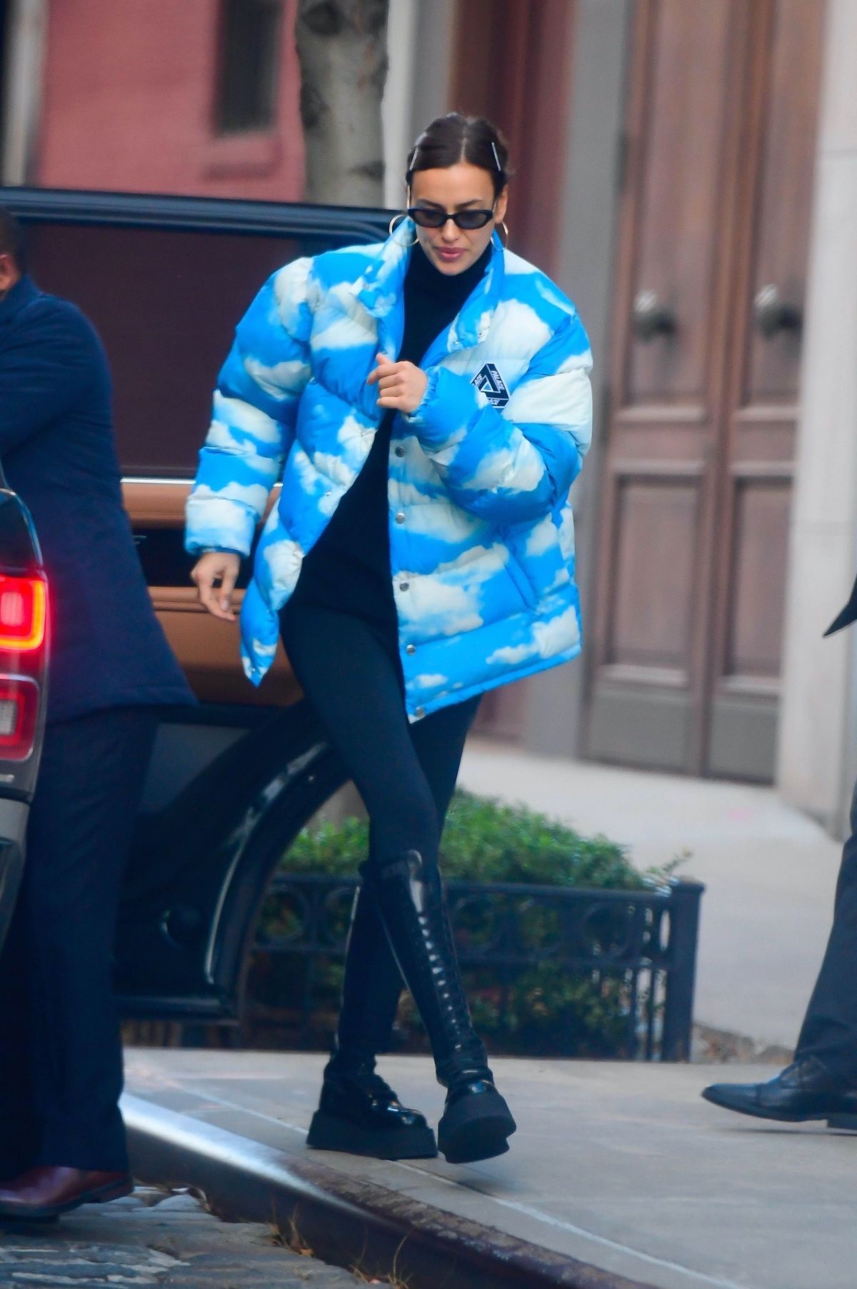 irina-shayk-out-in-new-york-11-24-2020-1.jpg