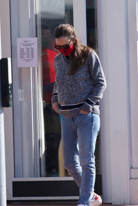 JENNIFER GARNER Out and About in Brentwood 11/22/2020