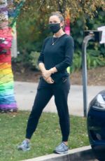 JENNIFER GARNER Out and About in Brentwood 11/29/2020