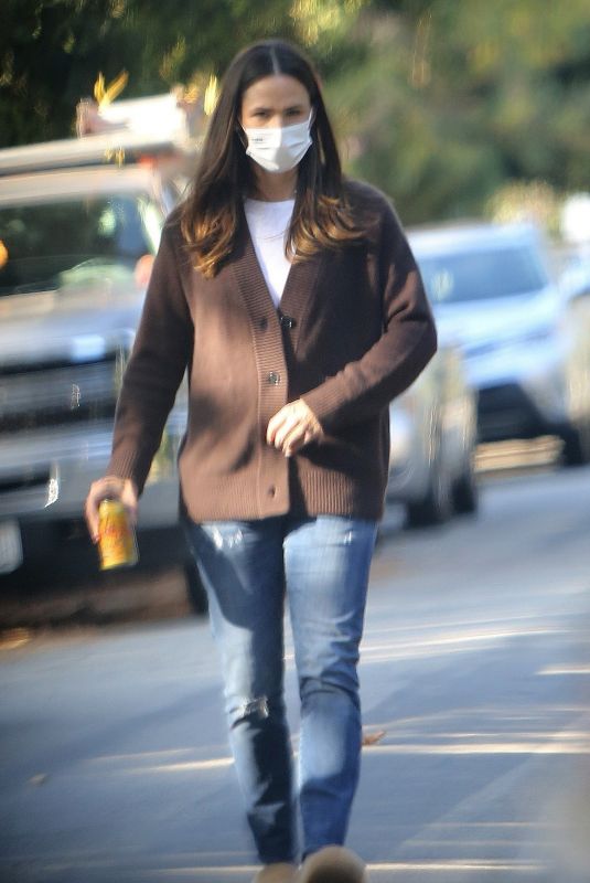 JENNIFER GARNER Out in Los Angeles 11/12/2020