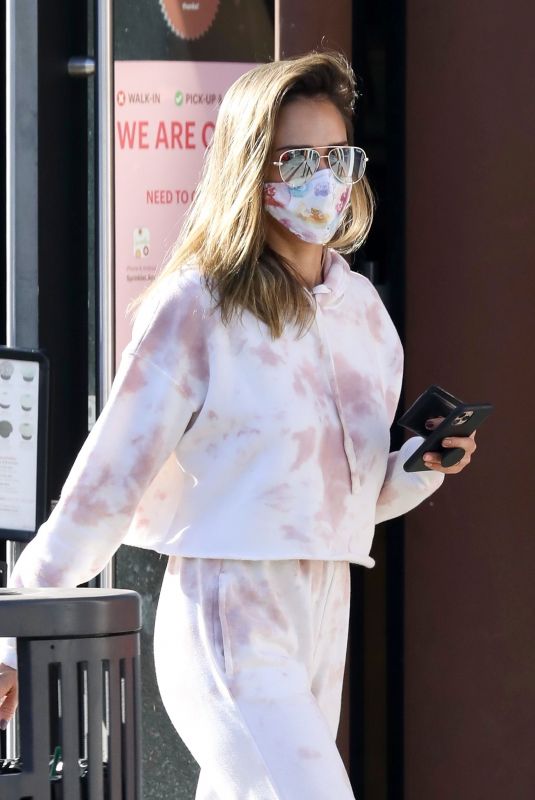 JESSICA ALBA Out for Food and Juice to go in Los Angeles 11/22/2020