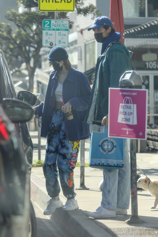 KAIA GERBER and Jacob Elordi Out for Coffee and Dog Food in West Hollywood 11/13/2020