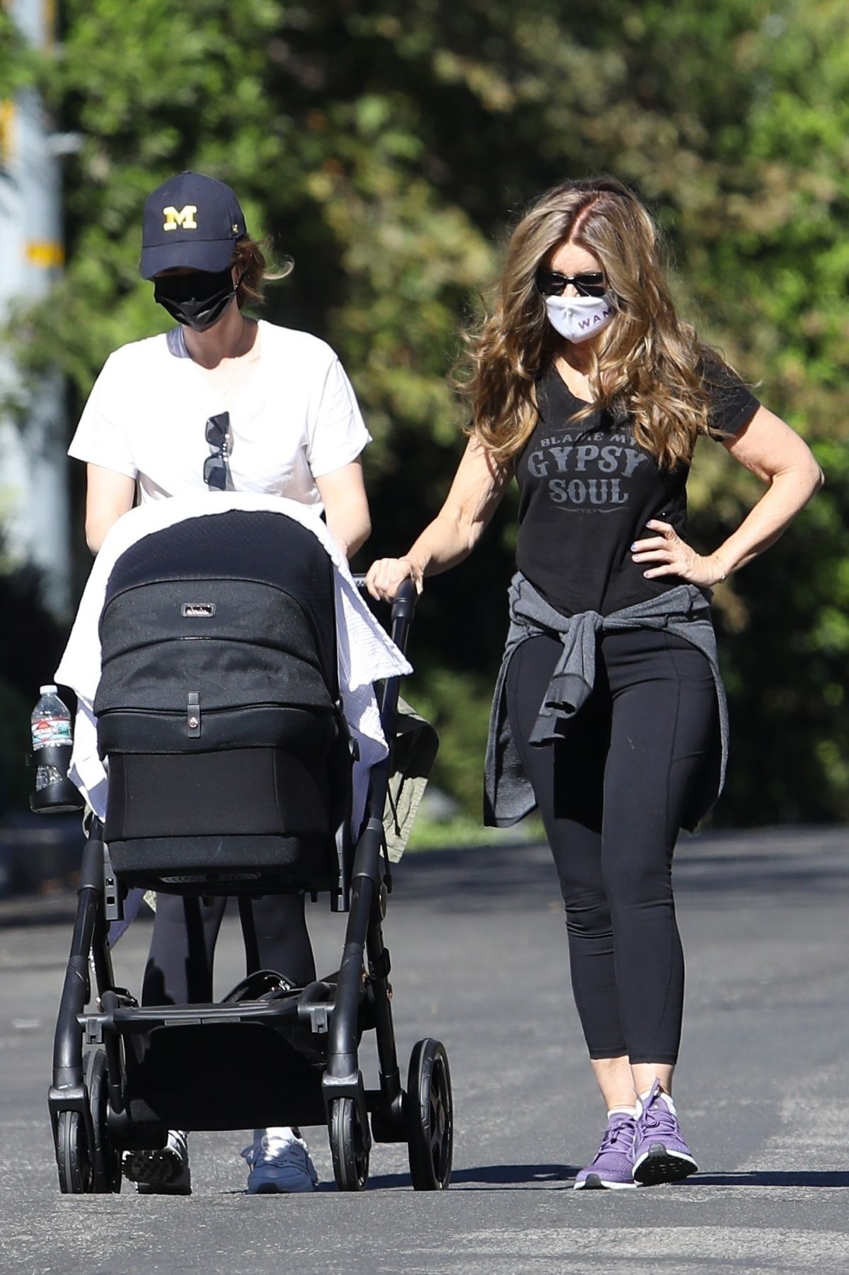 katherine-schwarzenegger-and-maria-shriver-out-in-brentwood-11-15-2020-4.jpg
