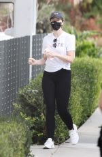 KATHERINE SCHWARZENEGGER Out in Santa Monica 11/01/2020
