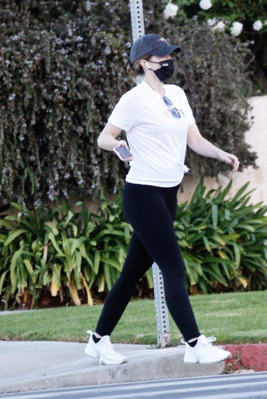 KATHERINE SCHWARZENEGGER Out in Santa Monica 11/01/2020
