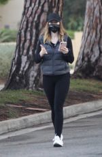 KATHERINE SCHWARZENEGGER Out in Santa Monica 11/08/2020