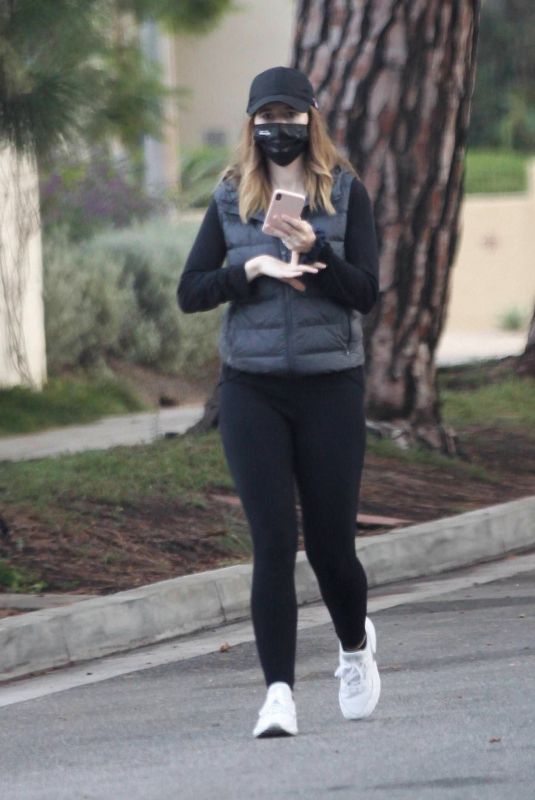 KATHERINE SCHWARZENEGGER Out in Santa Monica 11/08/2020