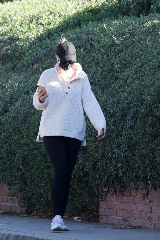 KATHERINE SCHWARZENEGGER Out Morning Walk in Brentwood 11/27/2020