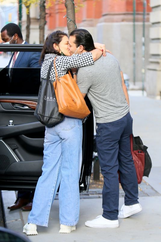 KATIE HOLMES and Emilio Vitolo Jr Out Kissing in New York 11/27/2020