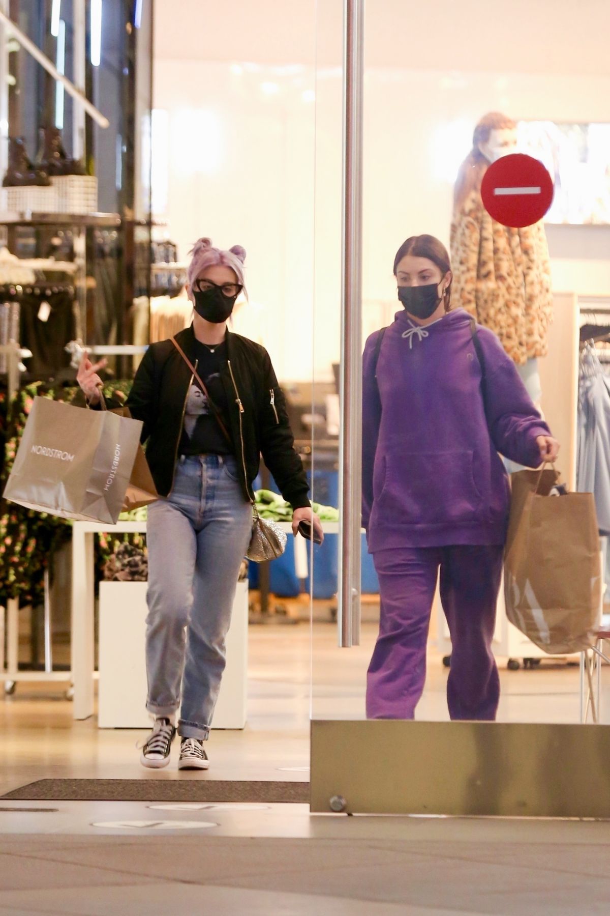 kelly-osbourne-shopping-at-the-grove-in-los-angeles-11-10-2020-2.jpg