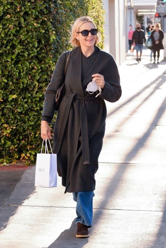 KELLY RUTHERFORD Out for Lunch at Porta Via Restaurant in Beverly Hills 11/10/2020