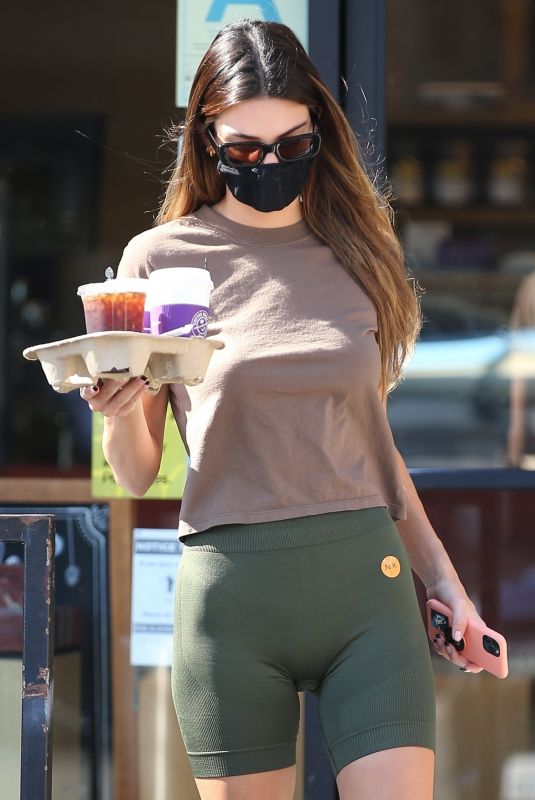 KENDALL JENNER in Yoga Pants at Coffee Bean & Tea Leaf in Beverly Hills 10/31/2020