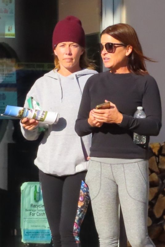 KENDRA WILKINSON Out for Lunch with a Friend in Calabasas 11/111/2020