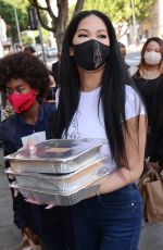 KIMORA LEE SIMMONS Gives Thanksgiving Meals to Homeless in Los Angeles 11/24/2020