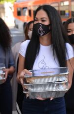 KIMORA LEE SIMMONS Gives Thanksgiving Meals to Homeless in Los Angeles 11/24/2020