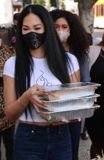 KIMORA LEE SIMMONS Gives Thanksgiving Meals to Homeless in Los Angeles 11/24/2020