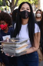 KIMORA LEE SIMMONS Gives Thanksgiving Meals to Homeless in Los Angeles 11/24/2020