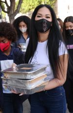 KIMORA LEE SIMMONS Gives Thanksgiving Meals to Homeless in Los Angeles 11/24/2020