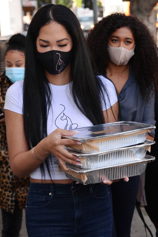 KIMORA LEE SIMMONS Gives Thanksgiving Meals to Homeless in Los Angeles 11/24/2020