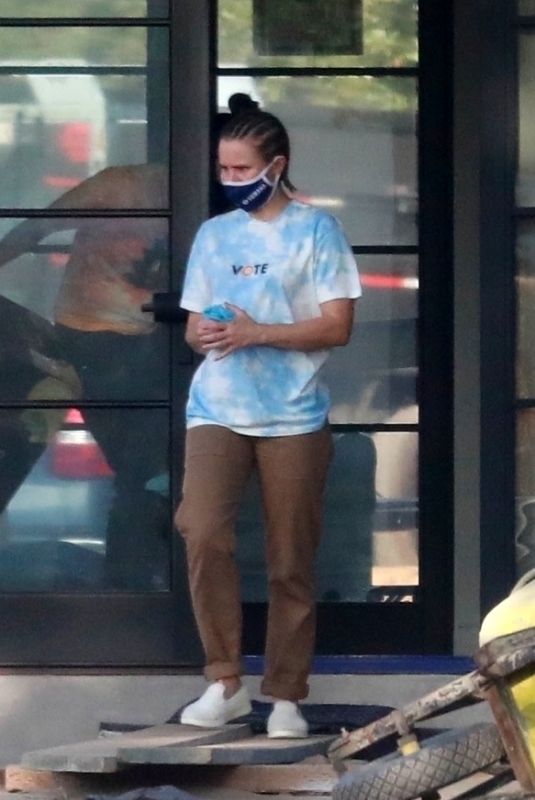 KRISTEN BELL Check in on the New House in Los Feliz 11/03/2020