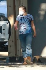KRISTEN BELL Moving to Her New House 11/19/2020