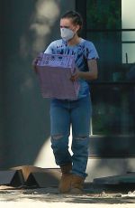 KRISTEN BELL Moving to Her New House 11/19/2020