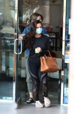 KYLE RICHARDS Leaves a Nail Salon in Encino 11/06/2020