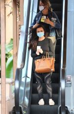 KYLE RICHARDS Leaves a Nail Salon in Encino 11/06/2020