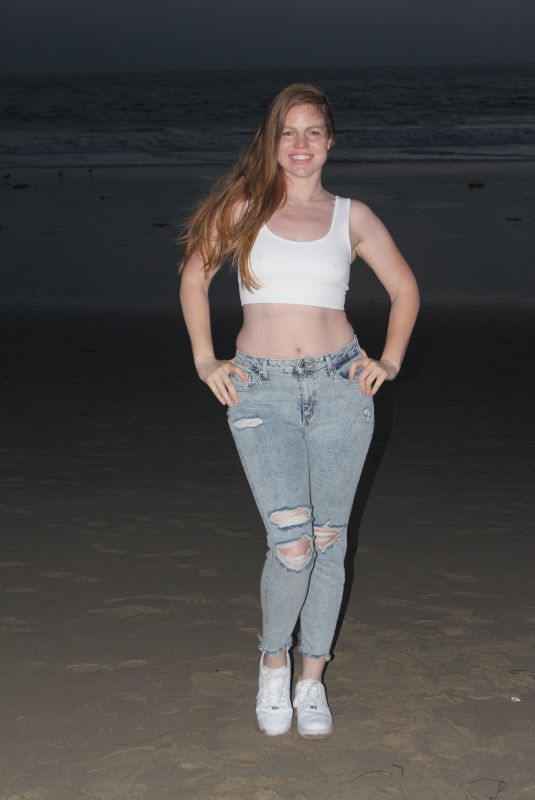 LAUREN-ASHLEY out on Thanksgiving Day at a Beach in Los Angeles 11/26/2020