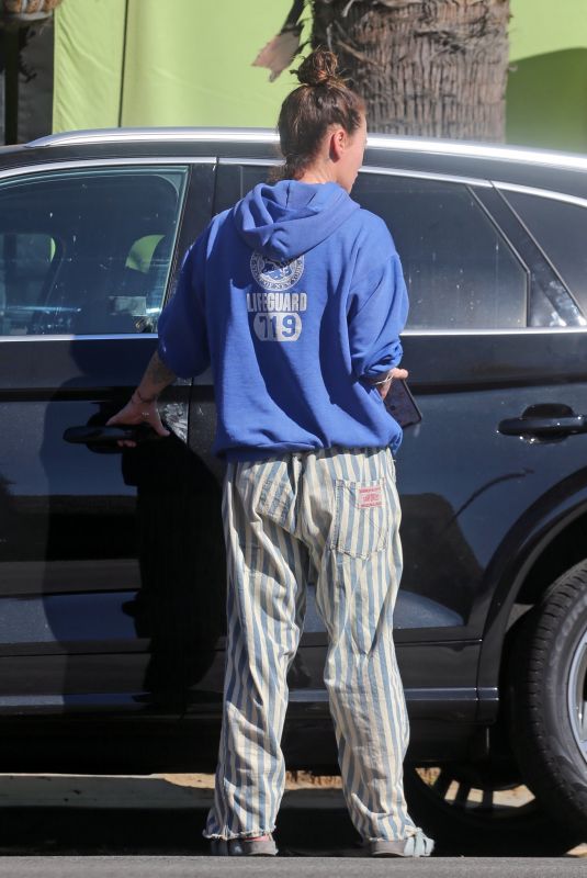 LENA HEADEY Gets into a Fender-bender on Ventura Blvd in Encino 10/29/25020