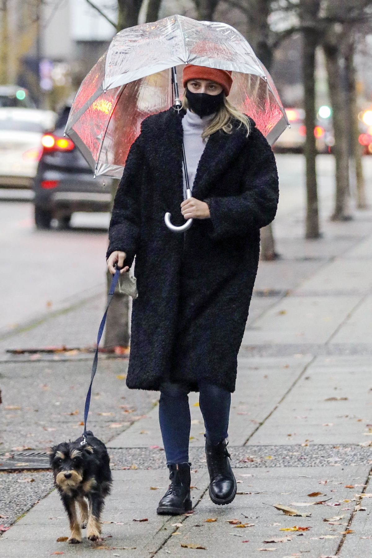 lili-reinhart-out-with-her-dog-in-vancouver-11-14-2020-11.jpg
