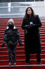 MARISKA HARGITAY on the Set of Law and Erder: Special Victims Unit in New York 11/22/2020
