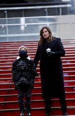 MARISKA HARGITAY on the Set of Law and Erder: Special Victims Unit in New York 11/22/2020