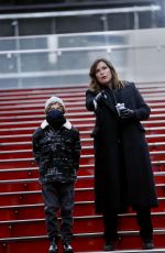 MARISKA HARGITAY on the Set of Law and Erder: Special Victims Unit in New York 11/22/2020