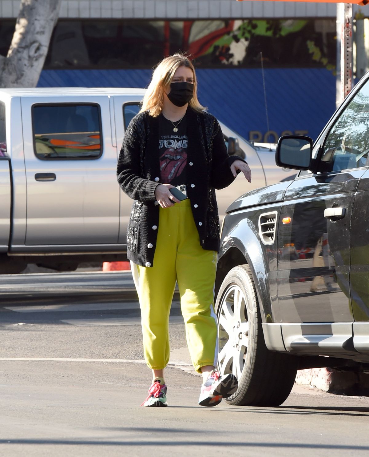 mischa-barton-picking-up-food-to-go-in-los-angeles-11-11-2020-7.jpg