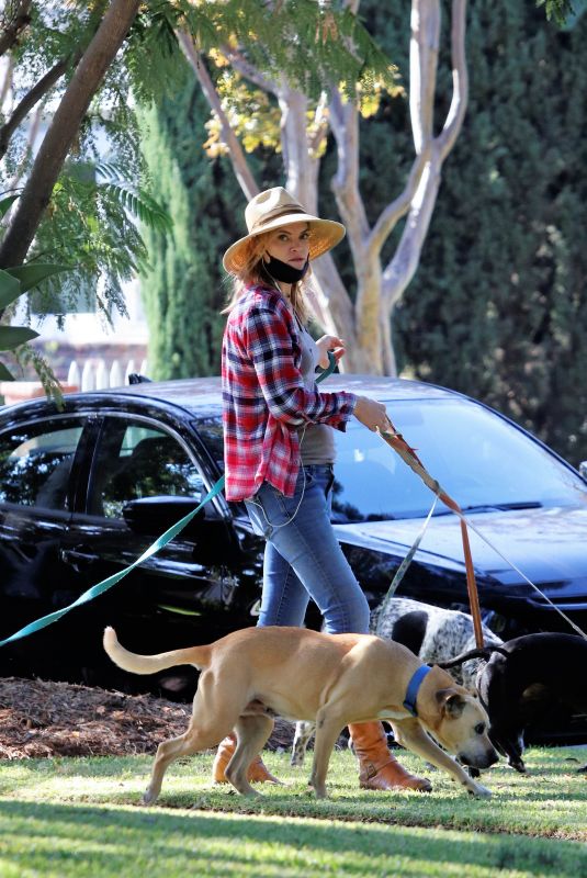 MISSI PYLE Out with Her Dogs in Los Angeles 11/13/2020