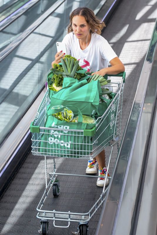 NATALIE PORTMAN in Denim Shorts Shopping at Sydney Woolworth 11/16/2020