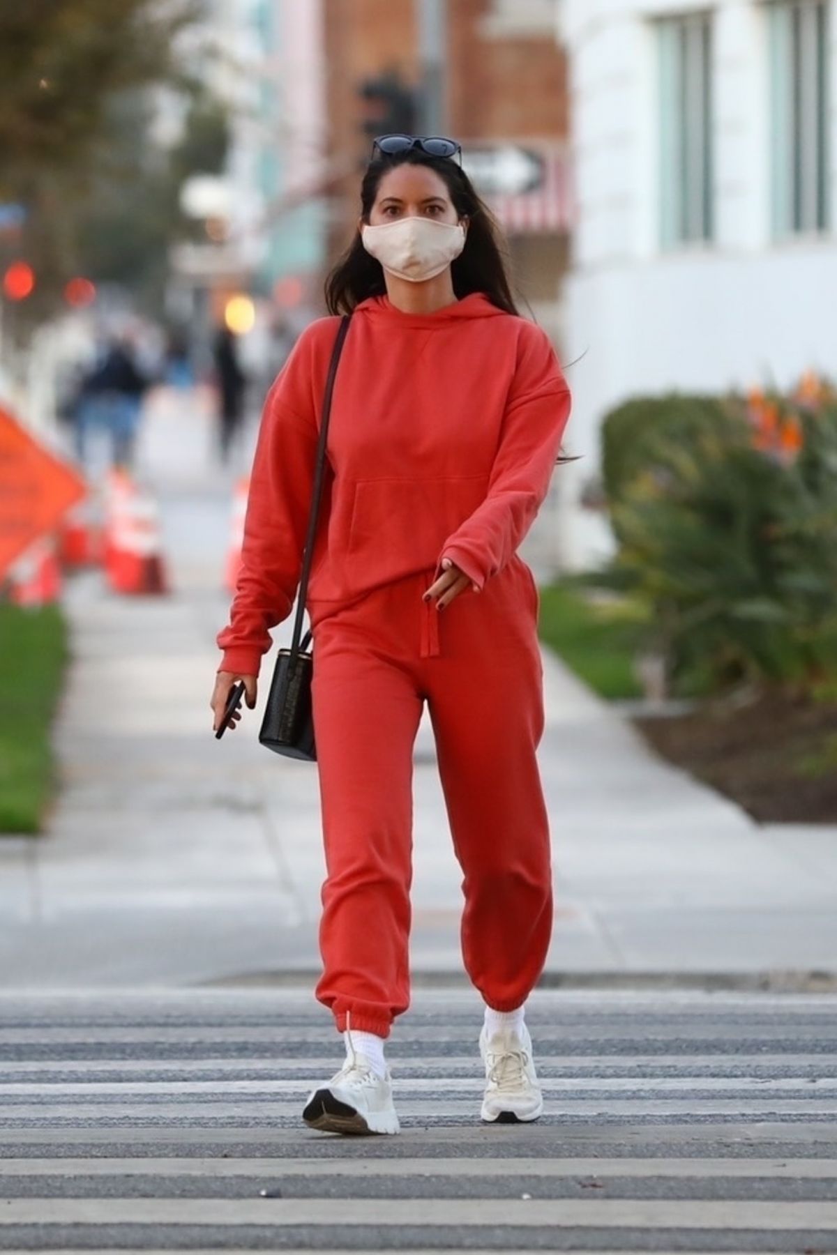 olivia-munn-out-and-about-in-santa-monica-11-24-2020-8.jpg